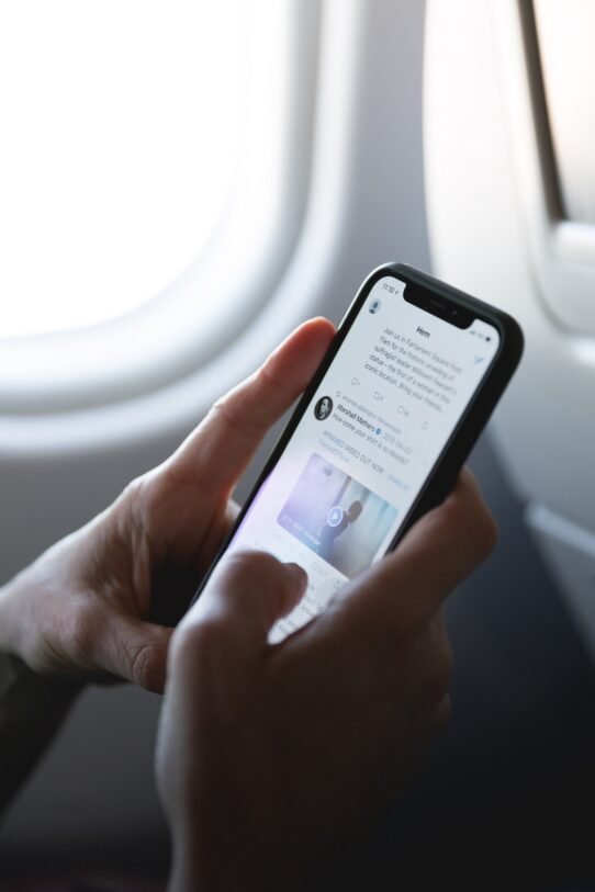Personne utilisant un smartphone en avion