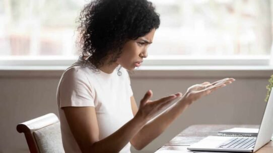 Femme frustrée devant un ordinateur portable
