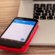 Smartphone avec Skype posé sur un ordinateur portable