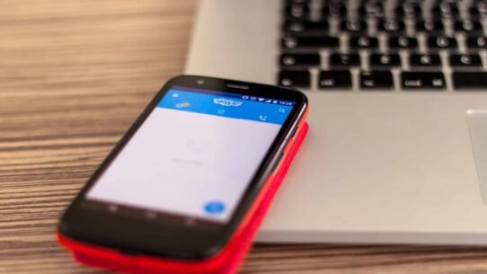 Smartphone avec Skype posé sur un ordinateur portable