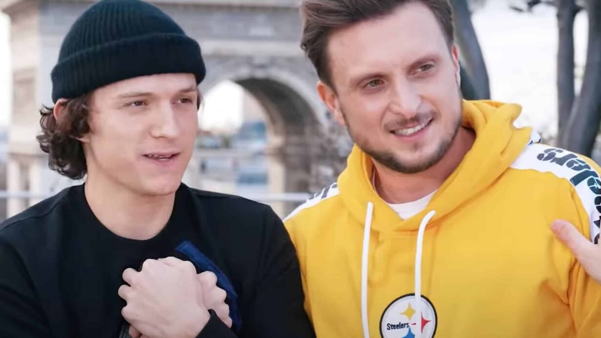 Deux hommes souriants devant un monument célèbre