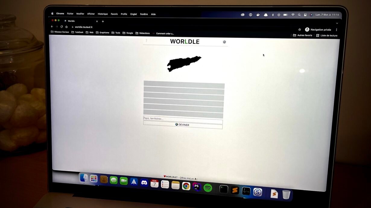Écran d'ordinateur avec un jeu de géographie en ligne ouvert