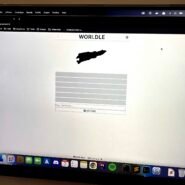 Écran d'ordinateur avec un jeu de géographie en ligne ouvert