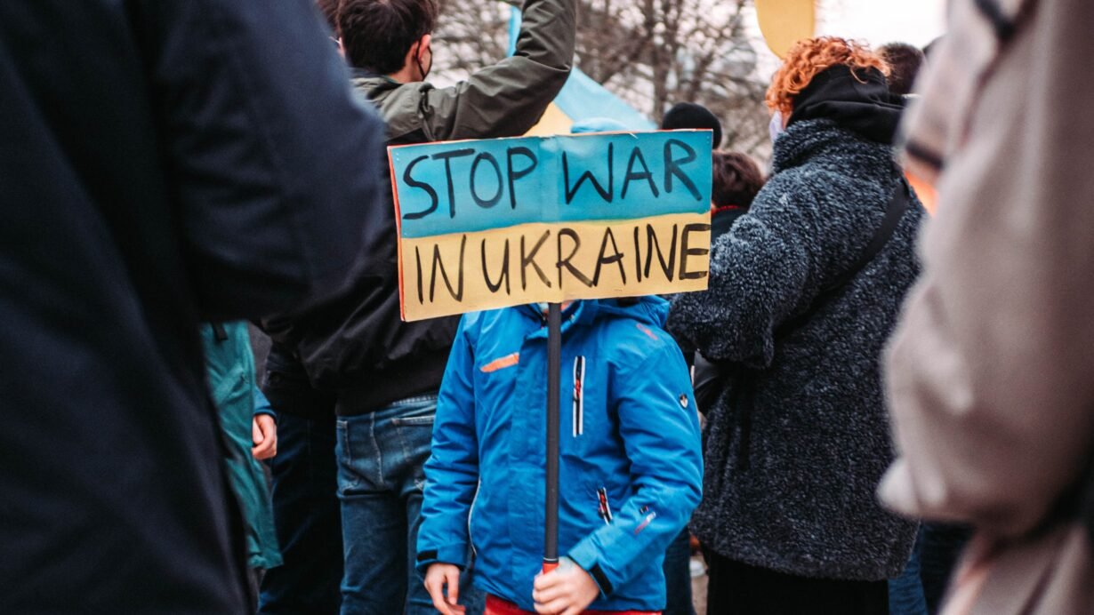 Manifestants avec un panneau Stop War in Ukraine