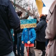 Manifestants avec un panneau Stop War in Ukraine