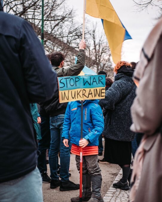 Manifestants avec un panneau Stop War in Ukraine