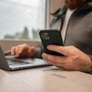 Personne utilisant un smartphone et un ordinateur portable