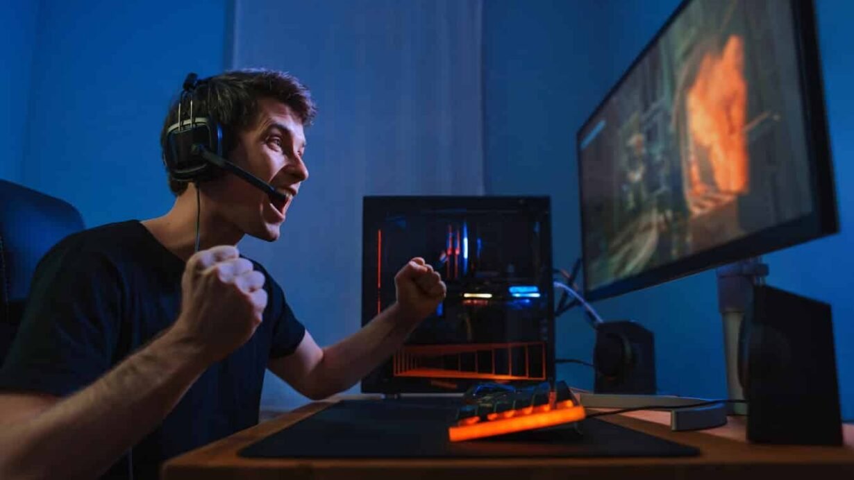 Gamer enthousiaste jouant à un jeu vidéo sur un ordinateur puissant