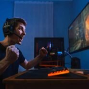 Gamer enthousiaste jouant à un jeu vidéo sur un ordinateur puissant