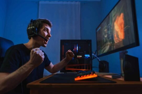 Gamer enthousiaste jouant à un jeu vidéo sur un ordinateur puissant