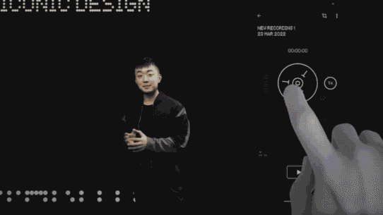 Homme présentant des technologies avec interface tactile