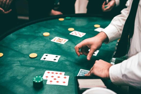 Blackjack en ligne ou Blackjack en casino terrestre : que choisir ?