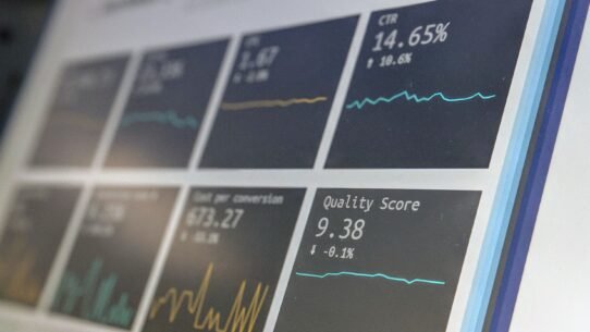 Graphiques de performance montrant des statistiques marketing sur un écran