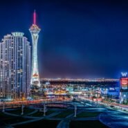 Vue nocturne des gratte-ciel et lumières de Las Vegas