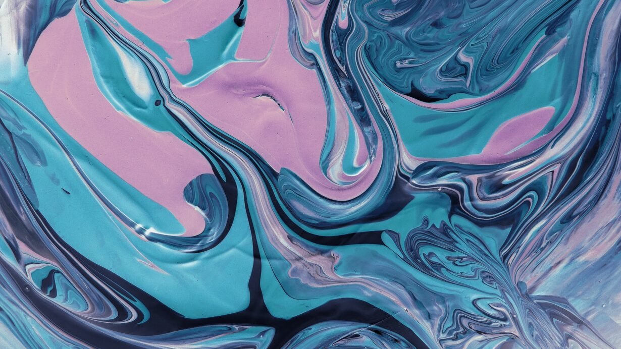 Peinture abstraite avec des tourbillons bleus et violets