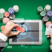 Homme jouant au poker en ligne avec des jetons et une tablette