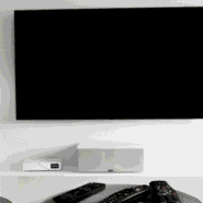 Télévision murale dans un salon moderne avec télécommandes