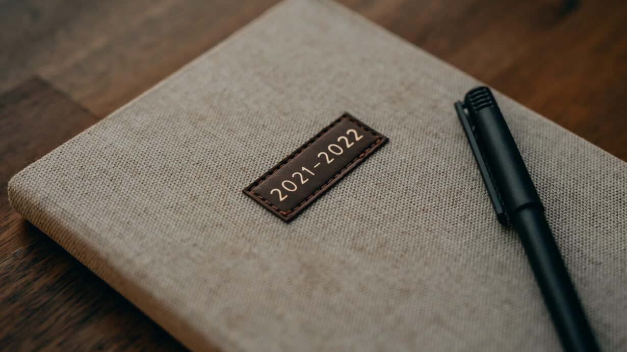 Agenda 2021-2022 en tissu avec stylo noir
