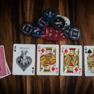 Cartes de poker et jetons posés sur une table en bois