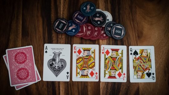 Cartes de poker et jetons posés sur une table en bois