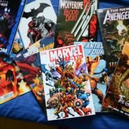 Ensemble de bandes dessinées Marvel et DC sur un fond bleu