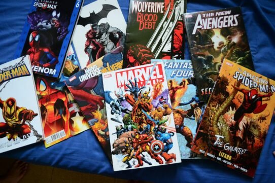 Ensemble de bandes dessinées Marvel et DC sur un fond bleu