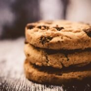 Trois cookies aux pépites de chocolat empilés
