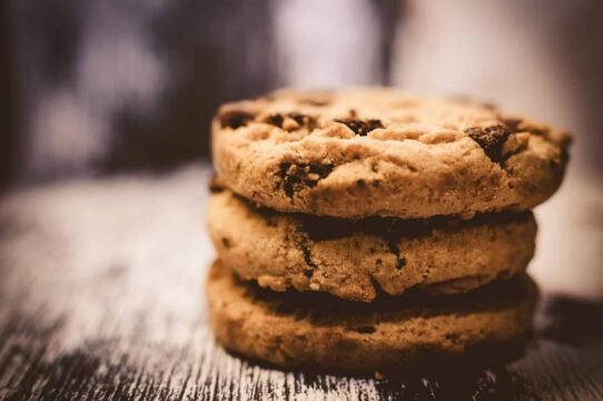 Trois cookies aux pépites de chocolat empilés