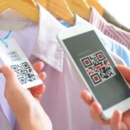 Personne scannant un code QR sur une étiquette de chemise