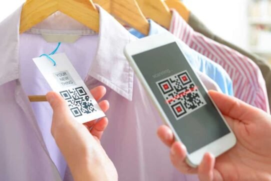 Personne scannant un code QR sur une étiquette de chemise