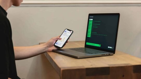 Personne travaillant avec un smartphone et un ordinateur portable