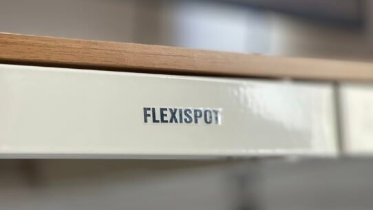 Gros plan sur un bureau Flexispot avec surface en bois