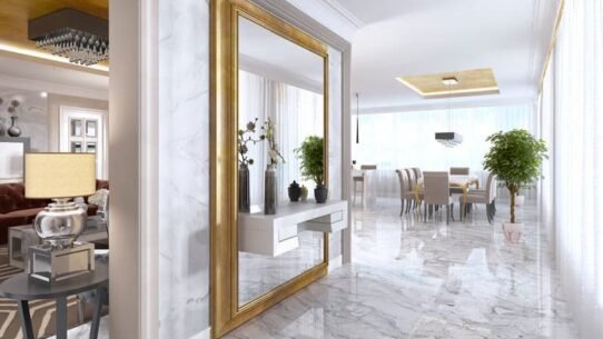 Intérieur moderne avec grand miroir doré et salle à manger lumineuse