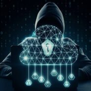 Hacker devant un ordinateur avec des symboles de sécurité cloud