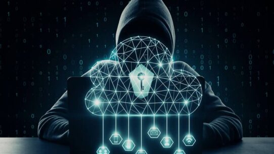 Hacker devant un ordinateur avec des symboles de sécurité cloud