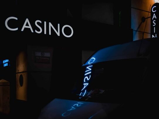 Enseigne lumineuse d'un casino la nuit