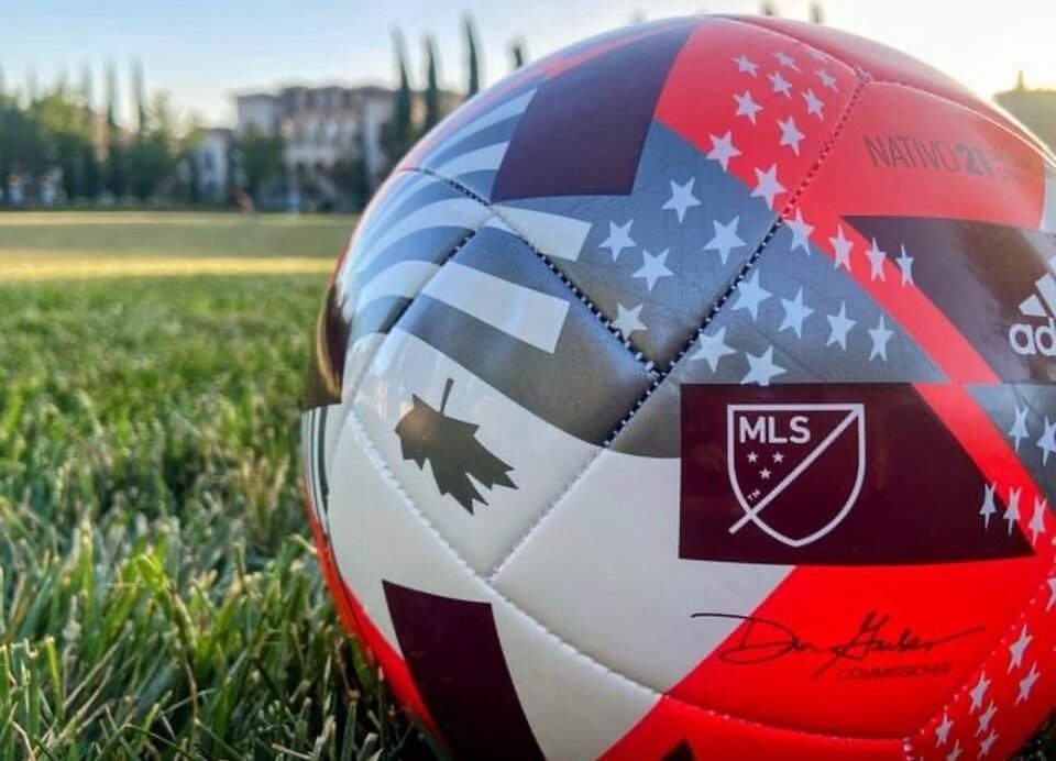 Ballon de football MLS sur de l'herbe avec un fond flou
