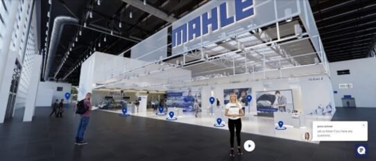 Salon professionnel avec signalétique Mahle et visiteurs