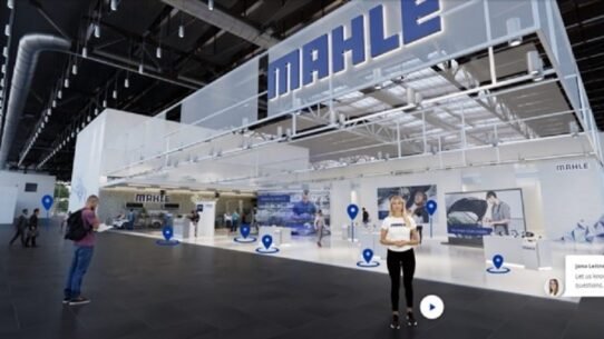 Salon professionnel avec signalétique Mahle et visiteurs
