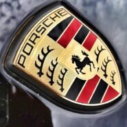 Gros plan du logo Porsche sur une carrosserie noire
