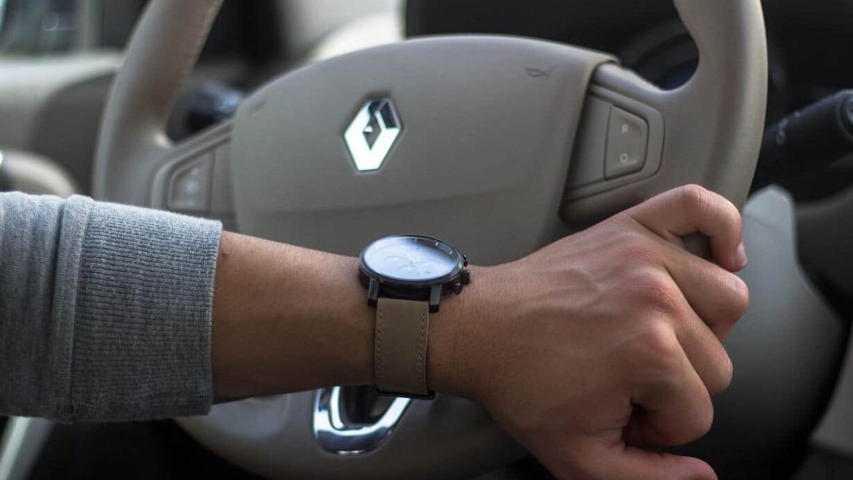 Main avec montre sur volant de voiture Renault