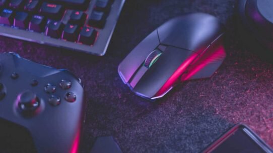 Clavier, souris et manette de jeu sous lumière LED