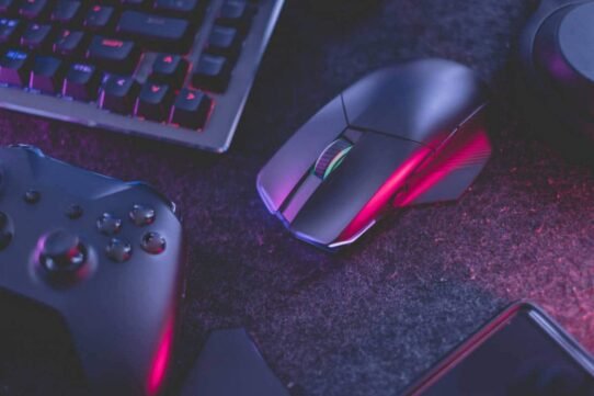 Clavier, souris et manette de jeu sous lumière LED