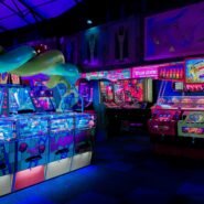 Machines d'arcade illuminées dans une salle de jeux rétro