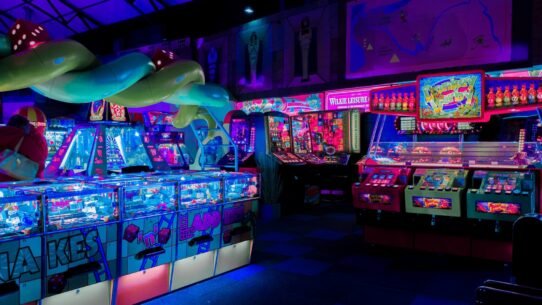 Machines d'arcade illuminées dans une salle de jeux rétro