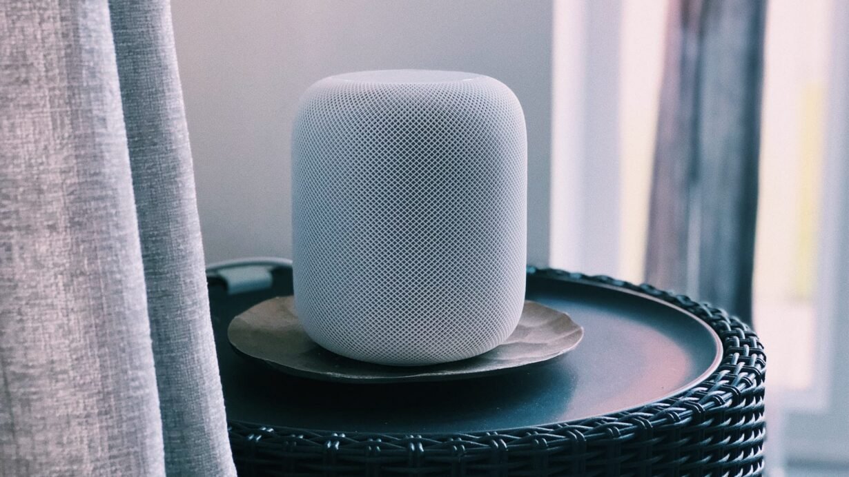 Enceinte intelligente blanche sur une table en osier