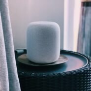Enceinte intelligente blanche sur une table en osier