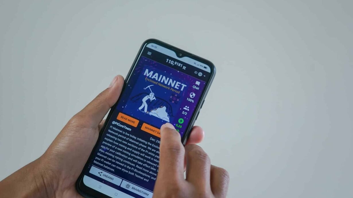Mainnet sur un smartphone tenu par une main