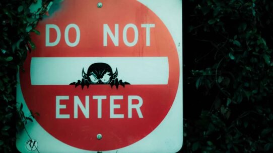 Panneau Do Not Enter avec dessin humoristique