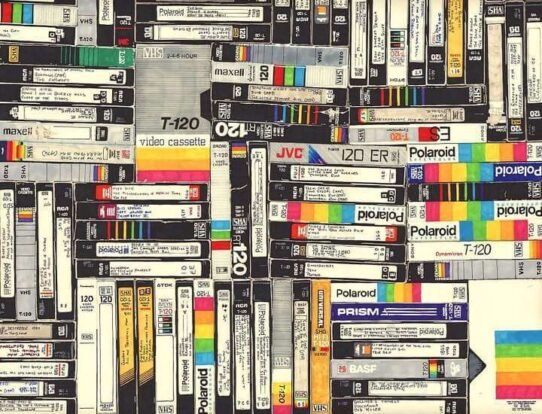 Diverses cassettes VHS empilées de manière désordonnée